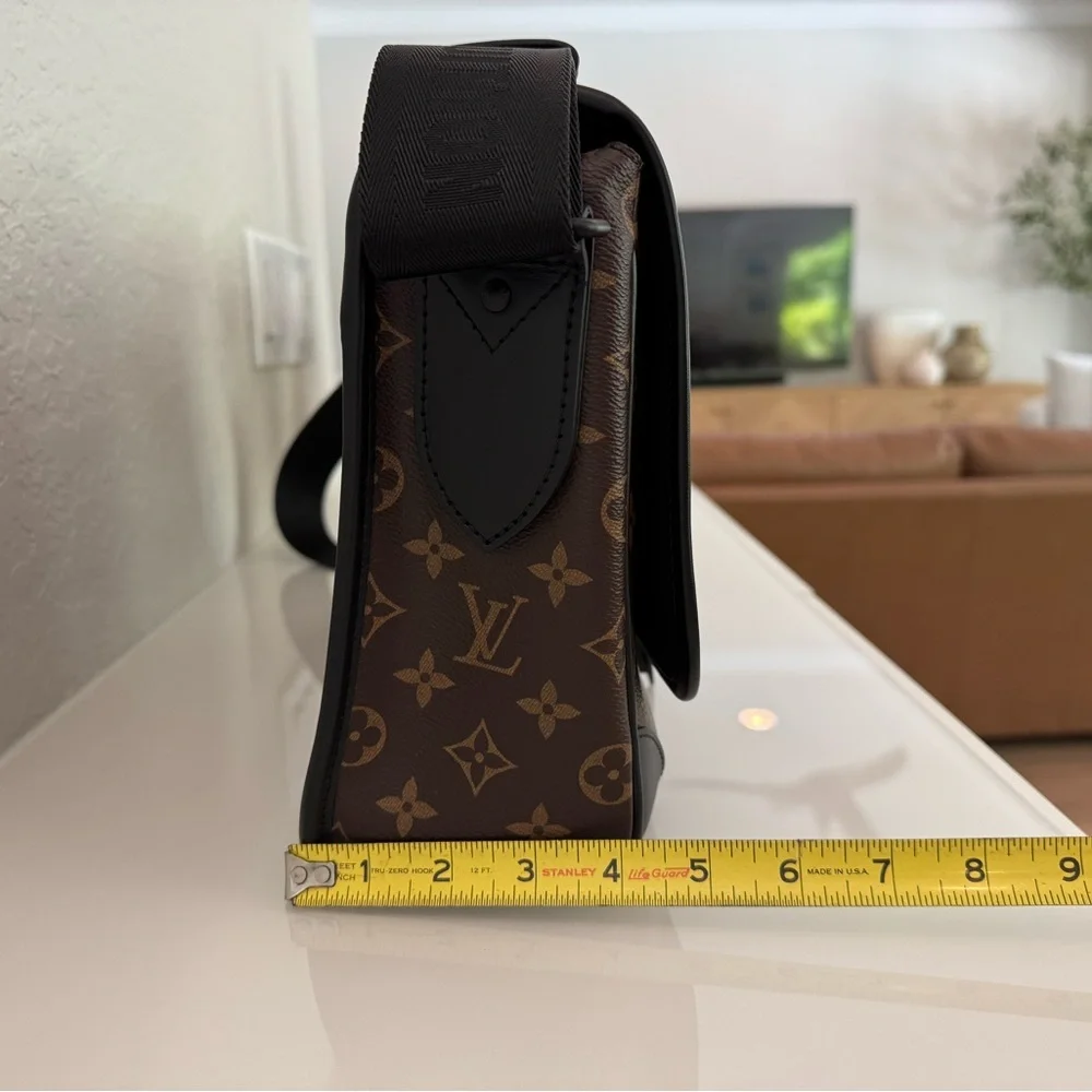 Louis Vuitton Monogram Messenger Bag in Brown and Black - Picture 4 of 16